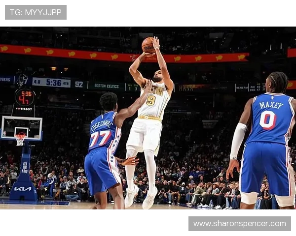 怀特无球跑动制造空位，三分效率领跑后卫群